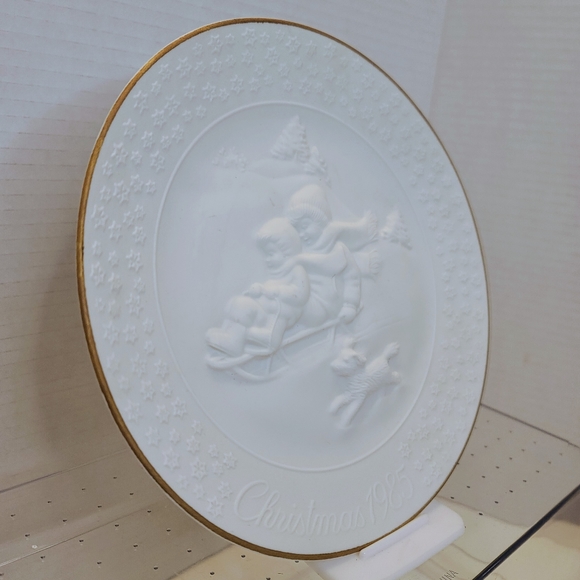 VTG 80"S AVON "A CHILD'S CHRISTMAS" PORCELAIN PLATE TRIMMED WITH 24K GOLD - Picture 9 of 9